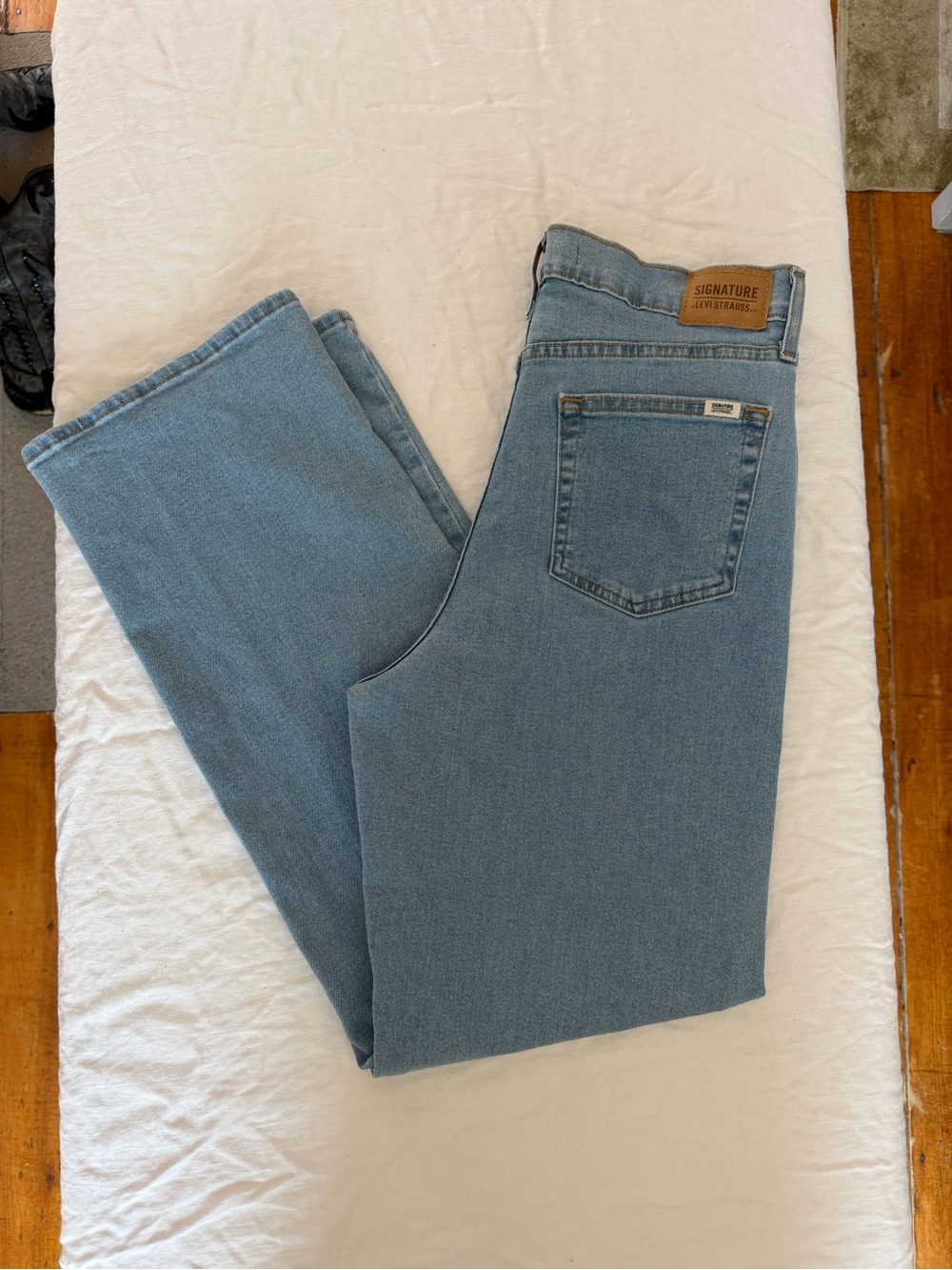 Women’s Signature Levi Strauss Heritage High Rise Loose Straight Light Wash